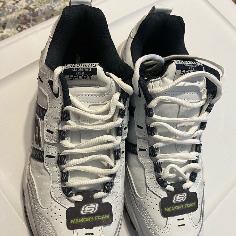Mens skechers tennis shoes 8.5 never worn tags still on